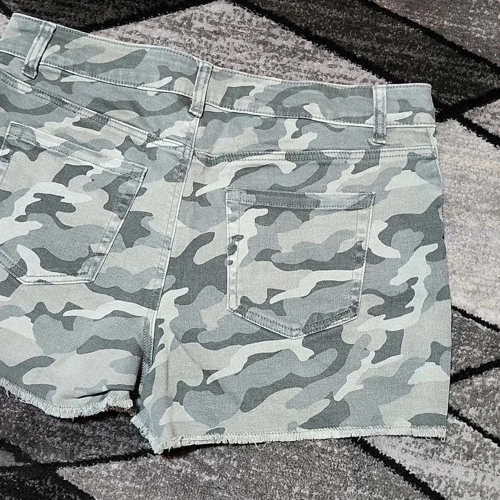 MAURICES HIGH-RISE CAMO RAW-EDGE DENIM JEAN SHORTS